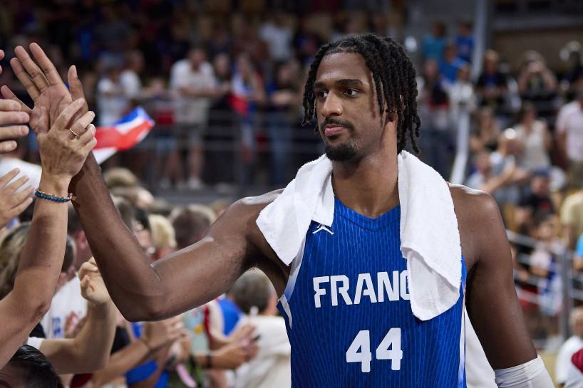 队报：法国男篮内线萨尔小腿受伤需休战数周，将缺席欧锦赛剩余比赛