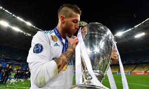 pg电子-马卡：为庆祝新单曲发行，拉莫斯拿出一件签名的皇马球衣赠球迷