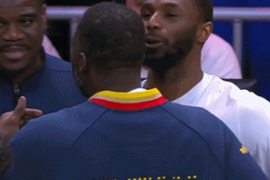 pg电子河南站-哥俩好！追梦赛后与维金斯拥抱 库里也上来与后者击掌并热聊