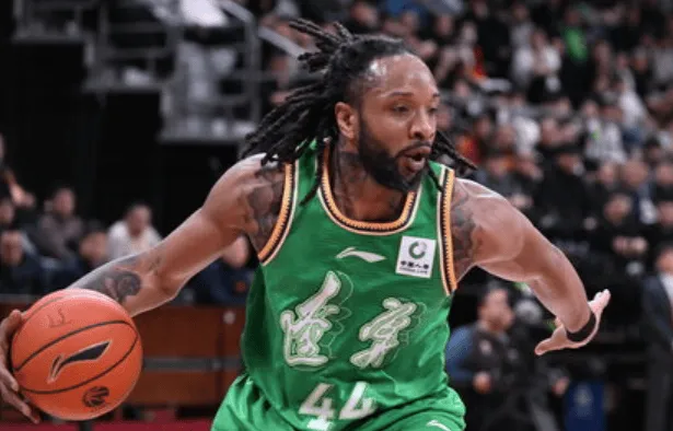 威尔斯全场投篮22中15，罚球2中1得到33分4篮板3助攻1抢断